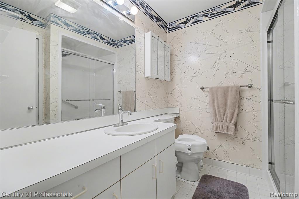 6680 Ridgefield Circle West Bloomfield, MI 48322 - Photo 18 of 24