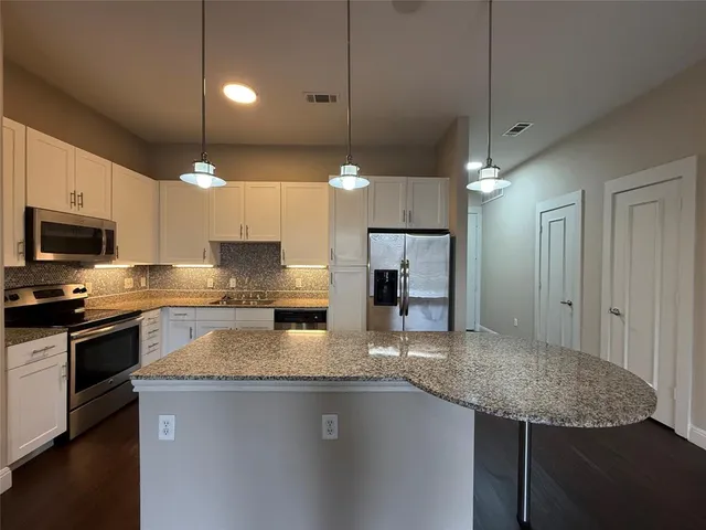 $2,195 | 801 North Bishop Avenue, Unit 1306, Dallas, TX 75208