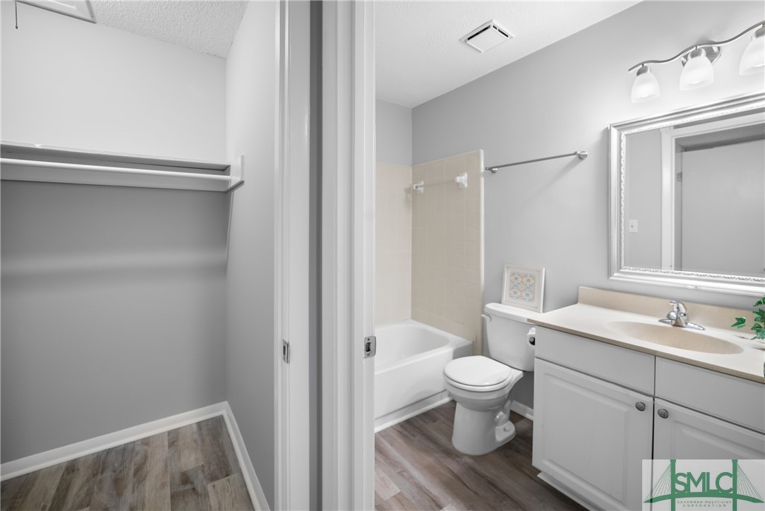 401 North Cromwell Road, Unit T7 Savannah, GA 31410 - Photo 19 of 41 Large walk in closet and attached bathroom