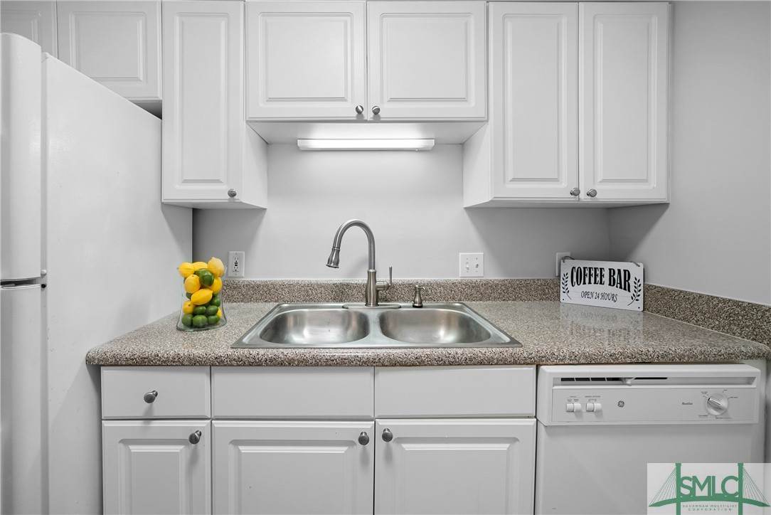 401 North Cromwell Road, Unit T7 Savannah, GA 31410 - Photo 5 of 41 Beautiful kitchen