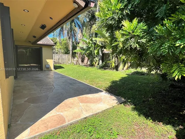 a view of a back yard