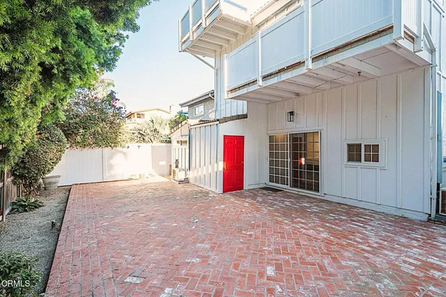 $2,395,000 | 999 Waterbury Lane, Ventura, CA 93001