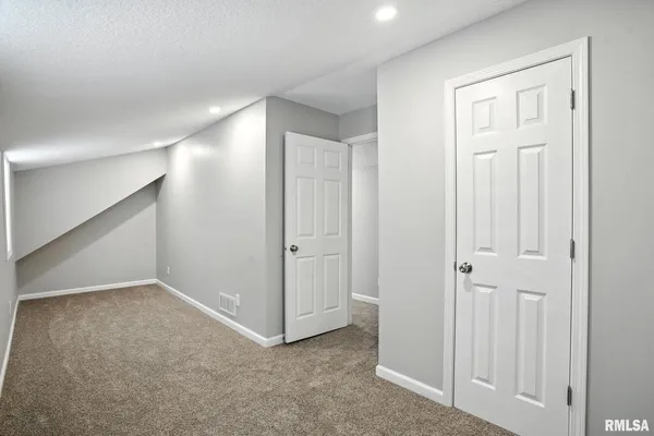 $1,900 | 300 South 14th Street, Le Claire, IA 52753