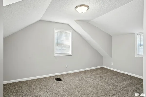 $1,900 | 300 South 14th Street, Le Claire, IA 52753