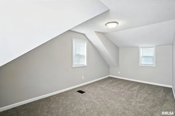 $1,900 | 300 South 14th Street, Le Claire, IA 52753