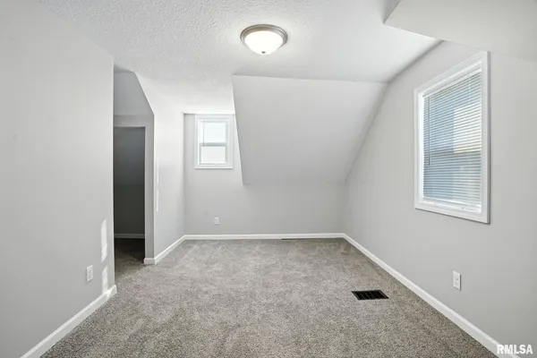 $1,900 | 300 South 14th Street, Le Claire, IA 52753