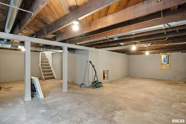 $1,900 | 300 South 14th Street, Le Claire, IA 52753