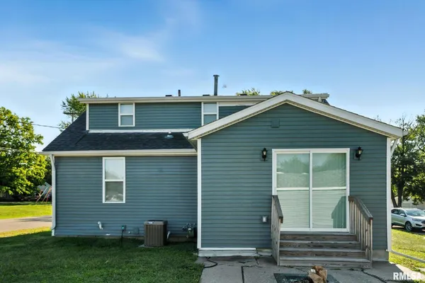 $1,900 | 300 South 14th Street, Le Claire, IA 52753