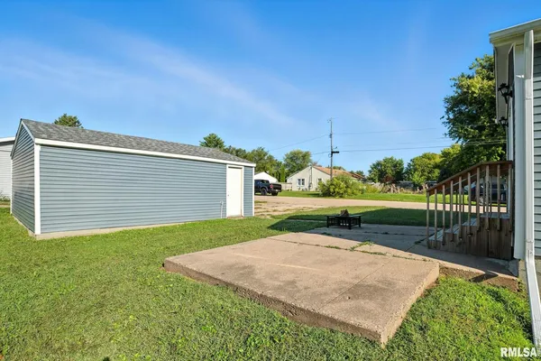 $1,900 | 300 South 14th Street, Le Claire, IA 52753