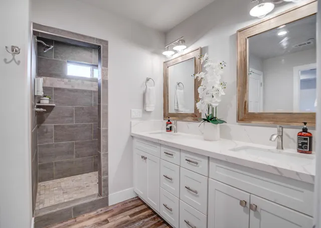 a view of empty room with window