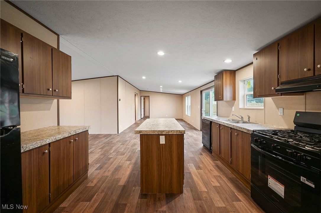 541 Lincoln Street Struthers, OH 44471 - Photo 6 of 28 Kitchen Looking into the Family Room