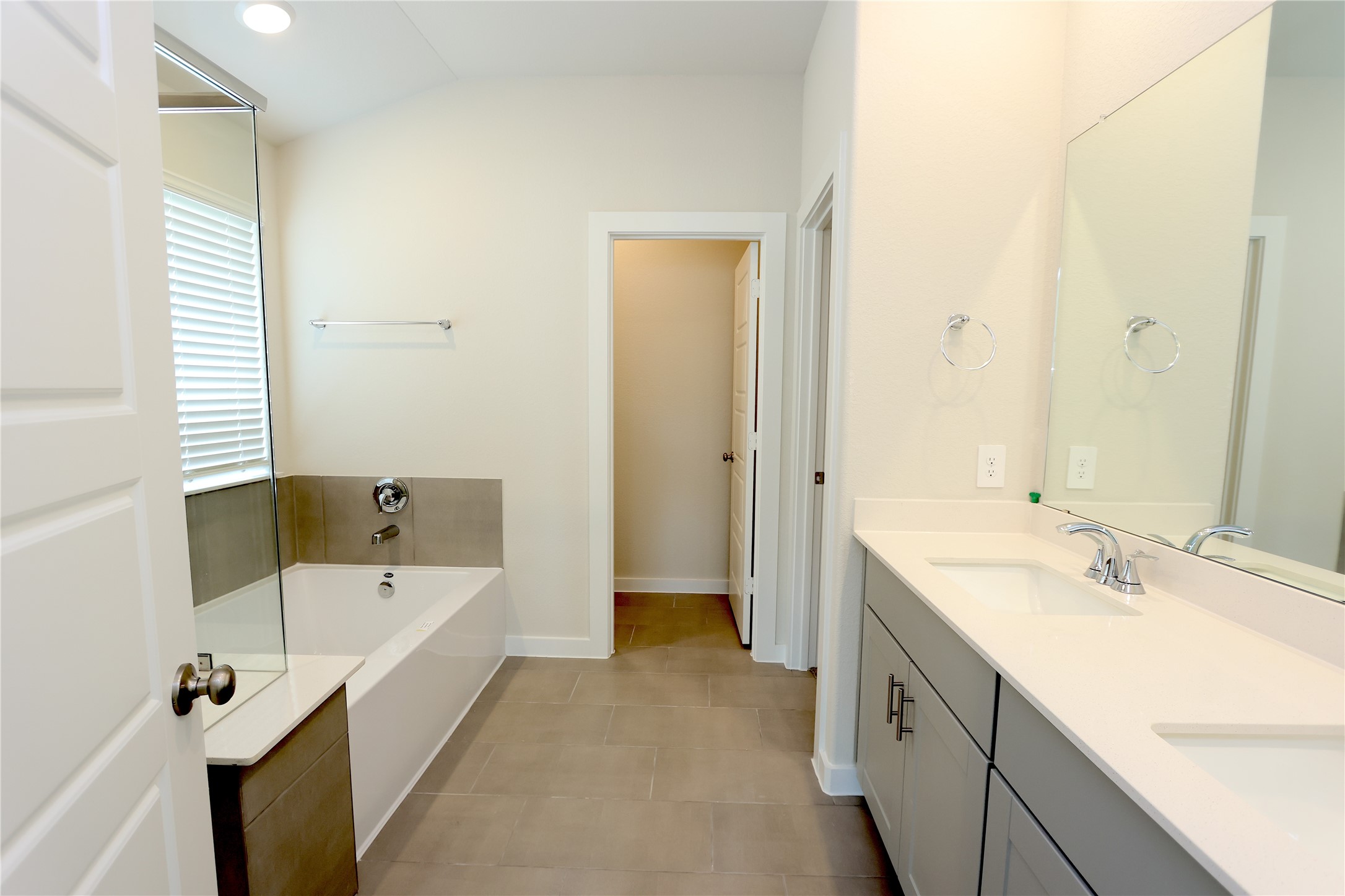 1480 Waggoner Rnch Trail Conroe, TX 77301 - Photo 4 of 18 a bathroom with a tub sink and mirror
