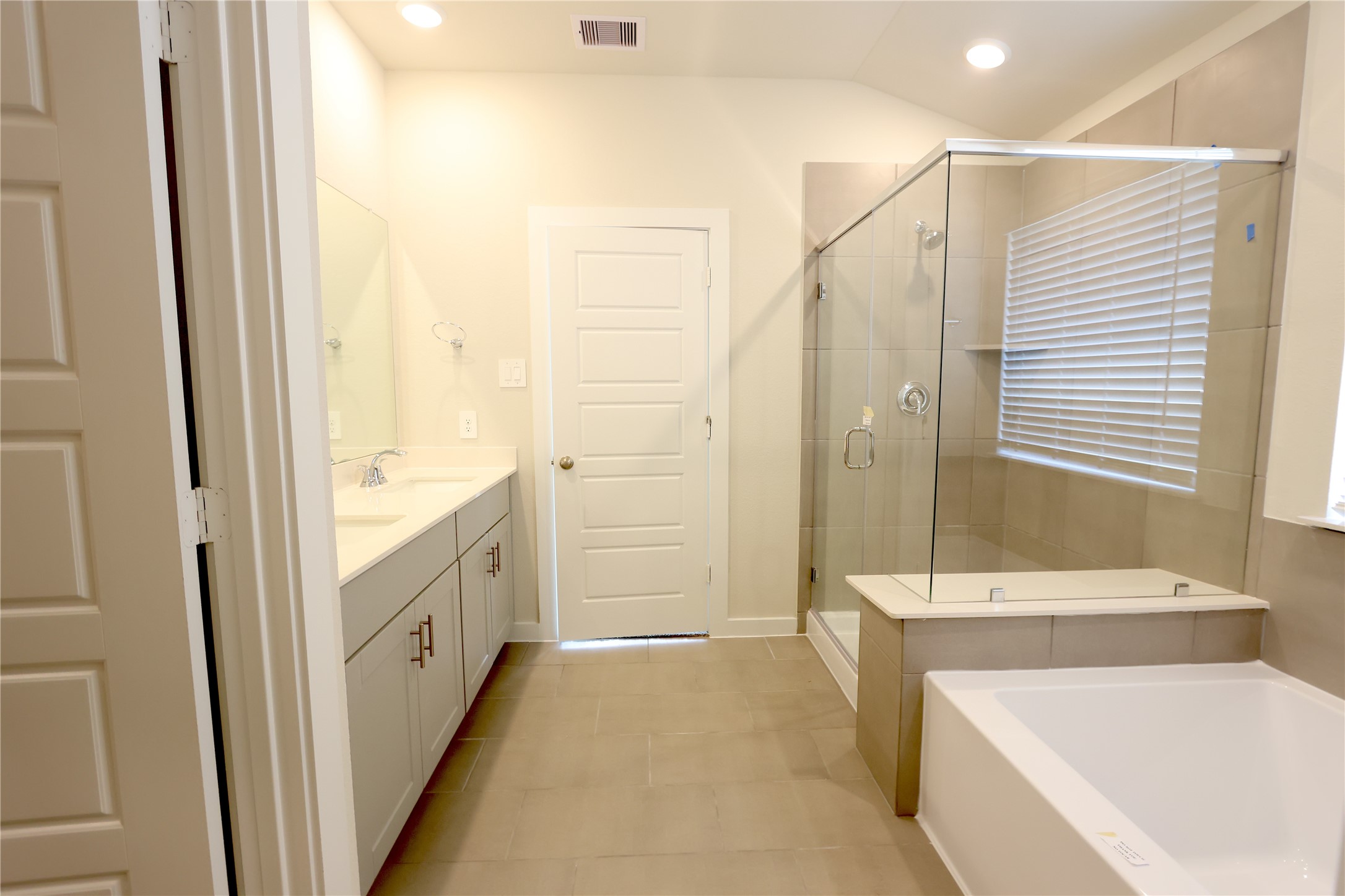 1480 Waggoner Rnch Trail Conroe, TX 77301 - Photo 5 of 18 a bathroom with a tub sink and mirror