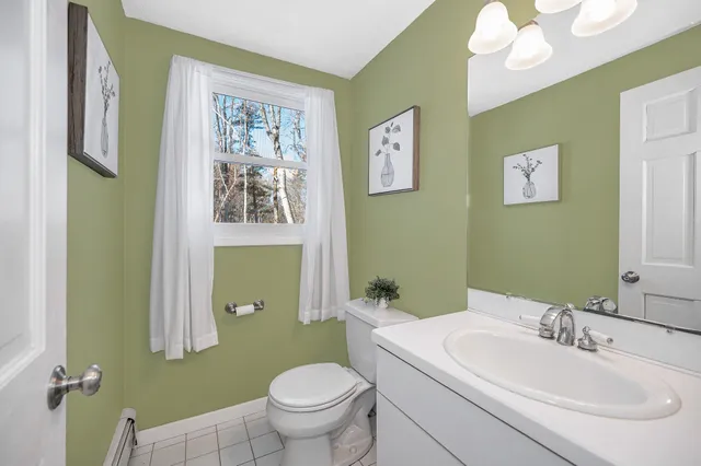 $640,000 | 14 Londonderry Road, Windham, NH 03087