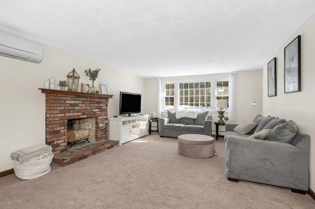 $640,000 | 14 Londonderry Road, Windham, NH 03087