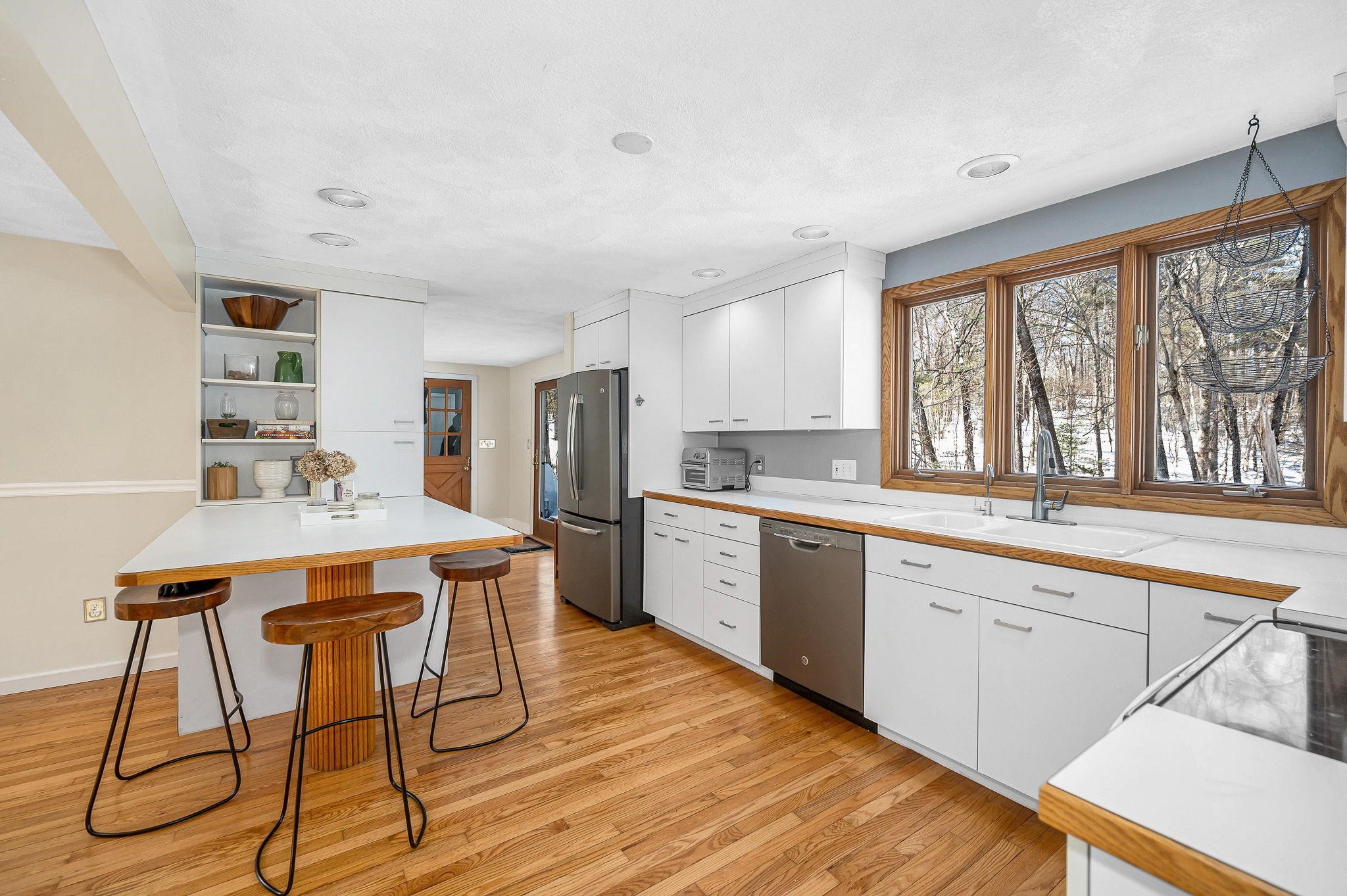 14 Londonderry Road Windham, NH 03087 - Photo 8 of 47