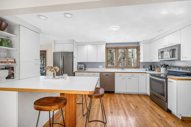 $640,000 | 14 Londonderry Road, Windham, NH 03087