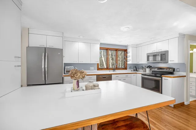 $640,000 | 14 Londonderry Road, Windham, NH 03087