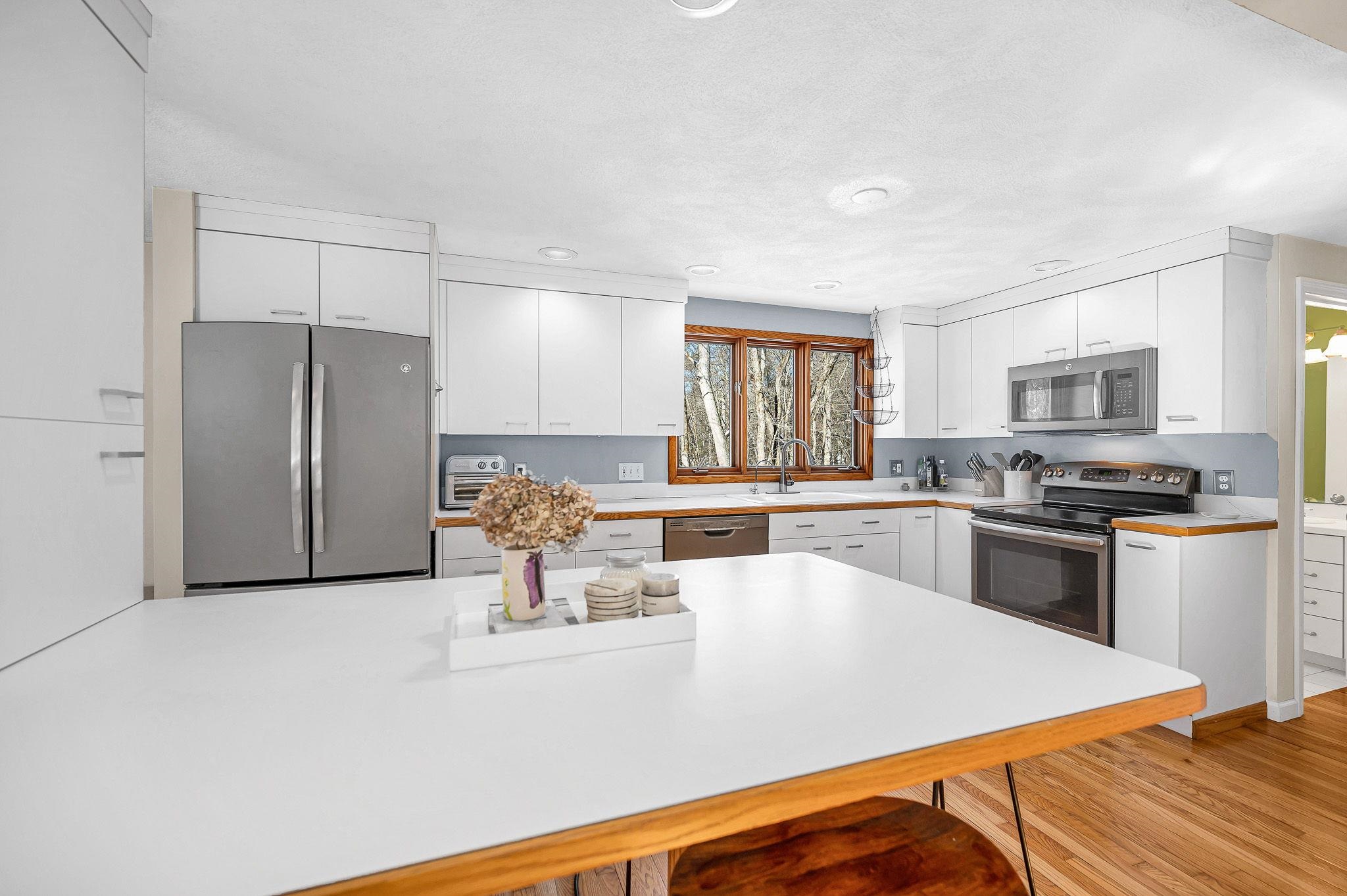 14 Londonderry Road Windham, NH 03087 - Photo 9 of 47