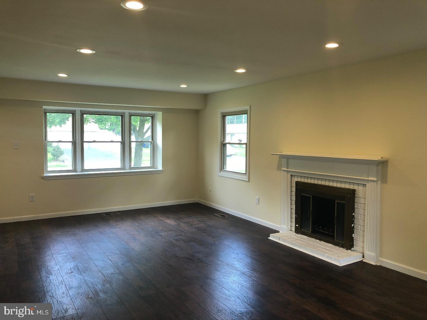 39 East Stokes Road Willingboro, NJ 08046 - Photo 4 of 24 Living Room