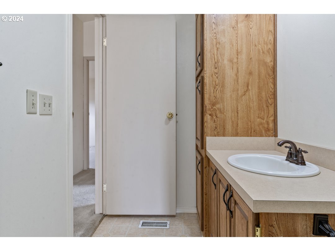 2150 Laura Street, Unit 212 Springfield, OR 97477 - Photo 18 of 37 a bathroom with a sink and a mirror