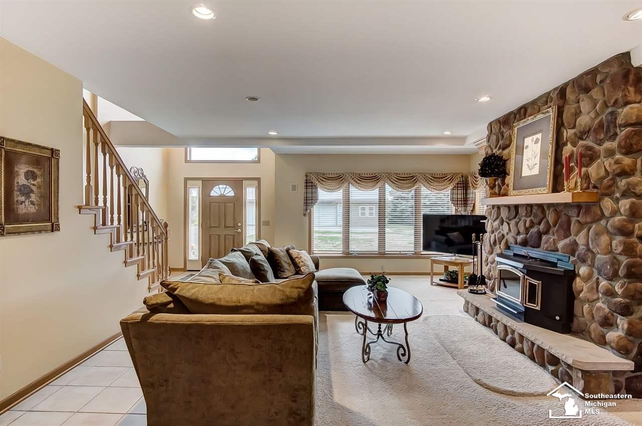 14534 Carroll Road Blissfield, MI 49228 - Photo 22 of 62 Living room