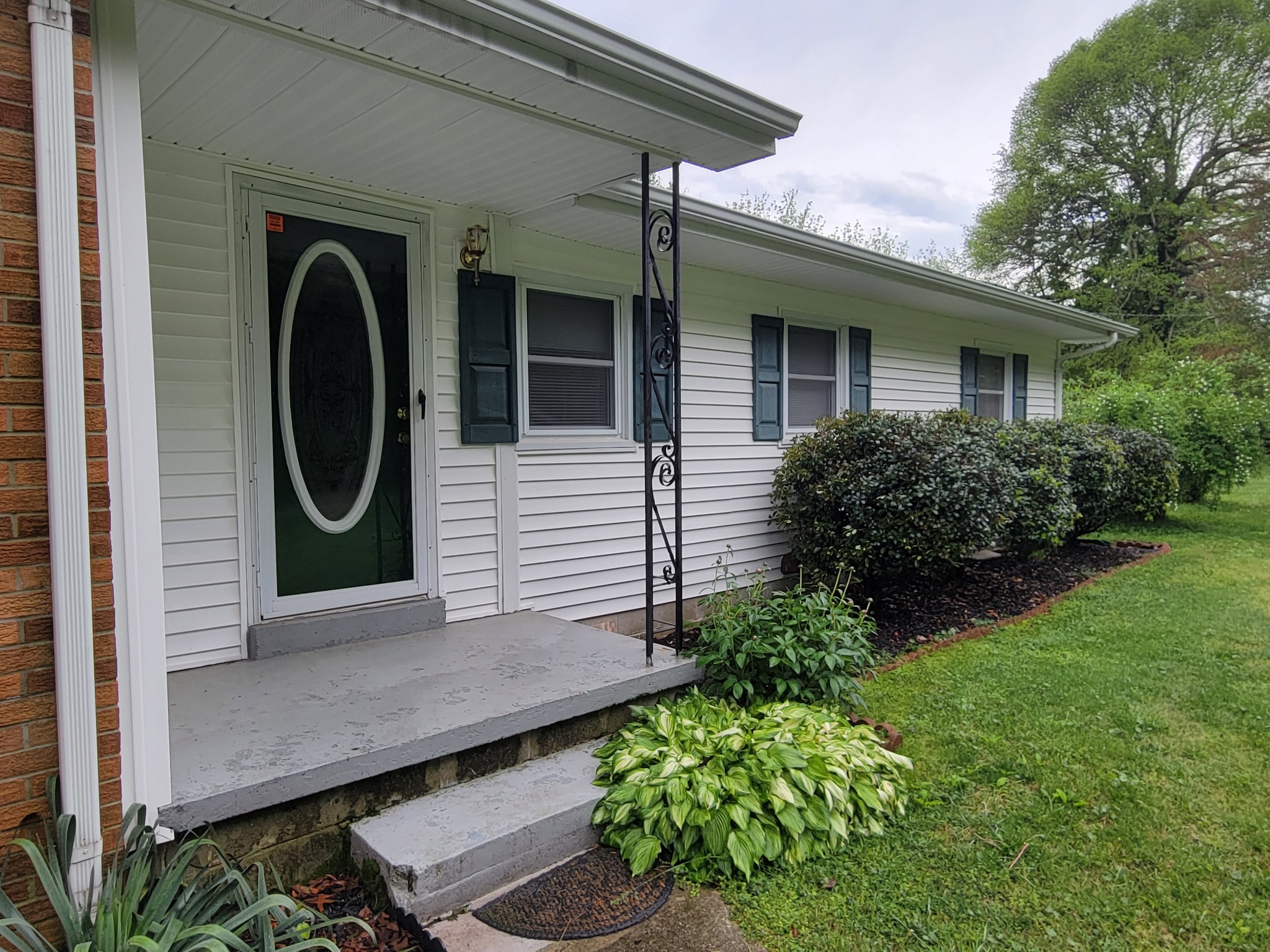 132 Gruett Road Manchester, TN 37355 - Photo 3 of 36 a front view of a house with garden
