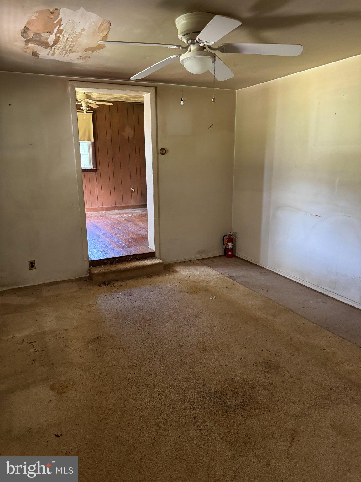 3847 Leeds Manor Road Markham, VA 22643 - Photo 9 of 19 Spacious room with potential charm.