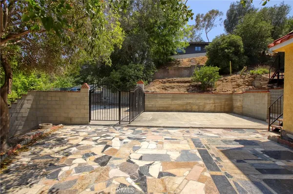 a view of a backyard