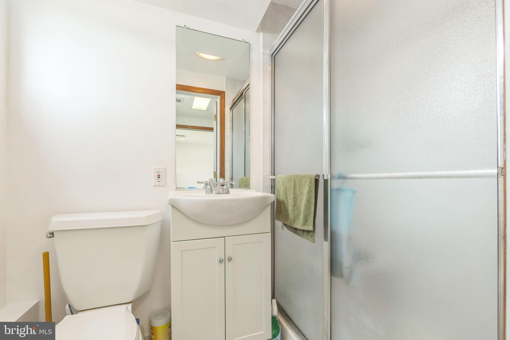 864 Estates Boulevard Hamilton, NJ 08690 - Photo 13 of 15 a bathroom with a sink toilet and mirror