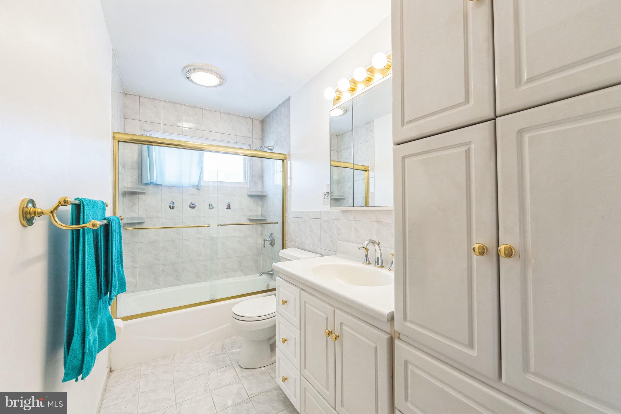 864 Estates Boulevard Hamilton, NJ 08690 - Photo 14 of 15 a bathroom with a sink a toilet and shower