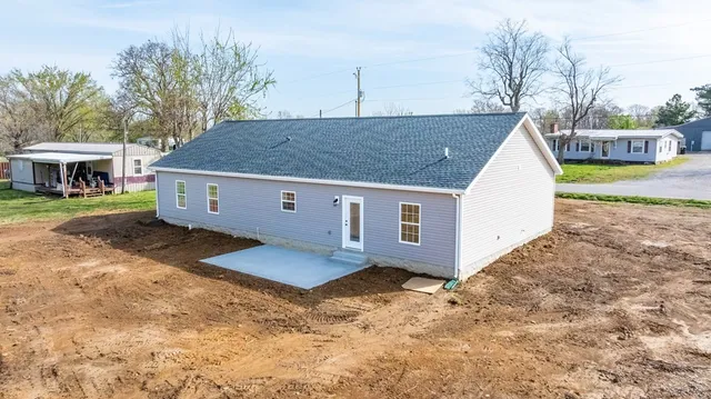 a view of a house with backyard