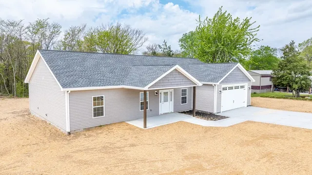 a view of a house with a yard