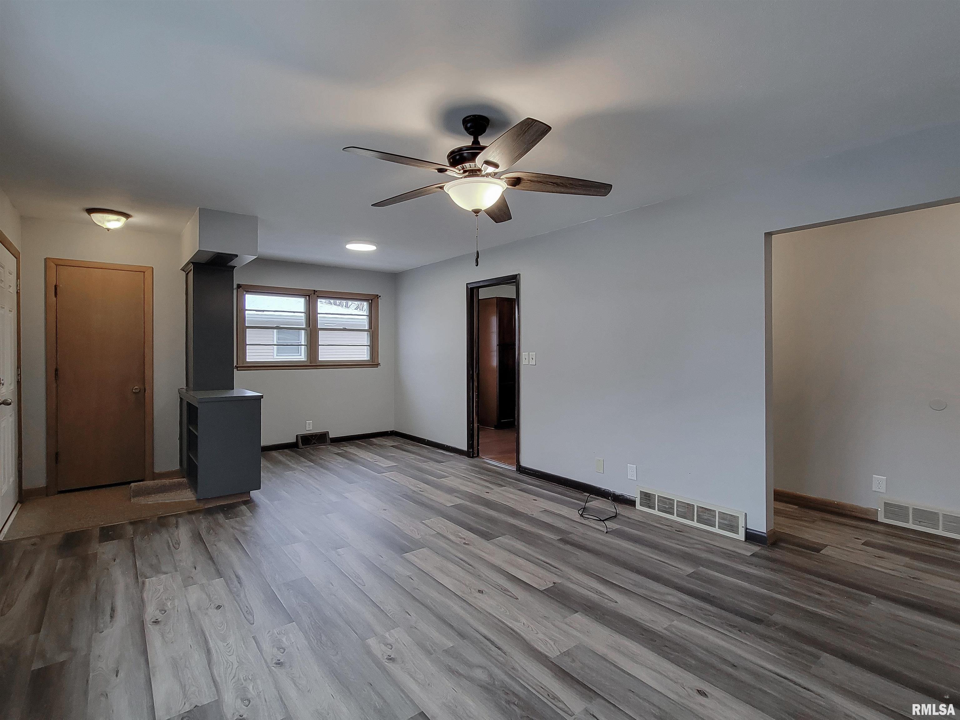 3022 Tower Road Clinton, IA 52732 - Photo 3 of 24 Gallery Image 3