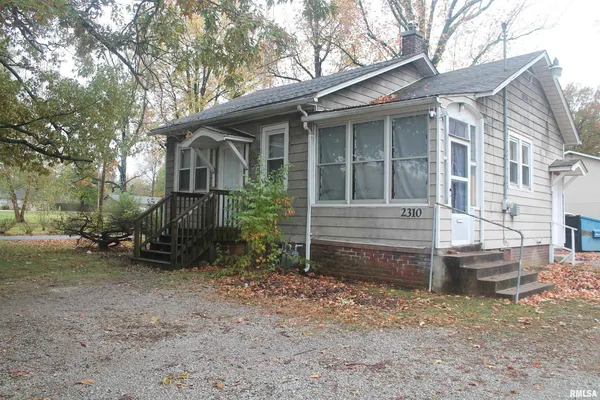 a view of house with a yard