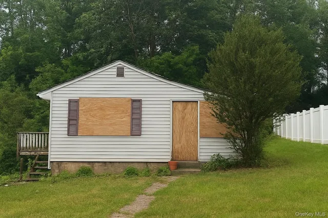 a view of a house with a backyard