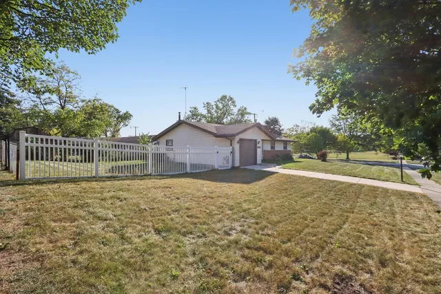 a view of a house with a yard