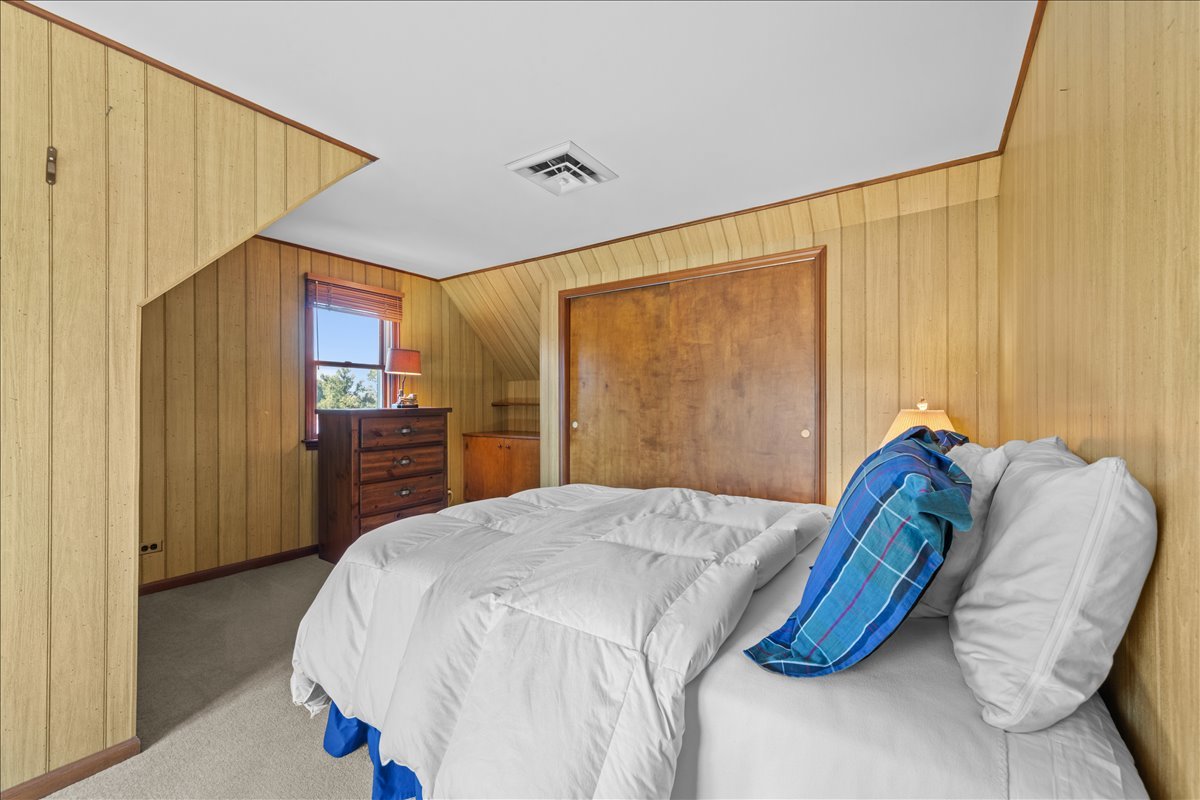 27 Logan Terrace Golf, IL 60029 - Photo 20 of 30 a bedroom with a bed and a closet