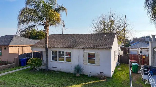 a view of a yard in front of a house