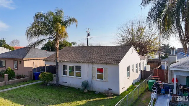a view of house with garden and tall tree