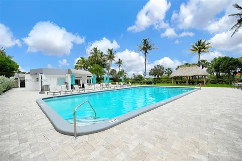 $4,000 | 2401 Collins Avenue, Unit 504, Miami Beach, FL 33140