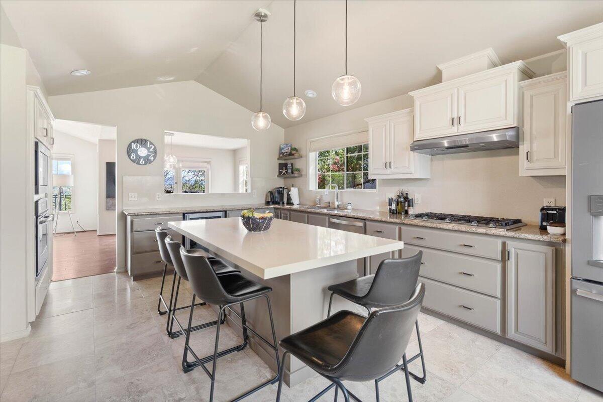3140 Riesling Path Redding, CA 96001 - Photo 28 of 81 Large kitchen