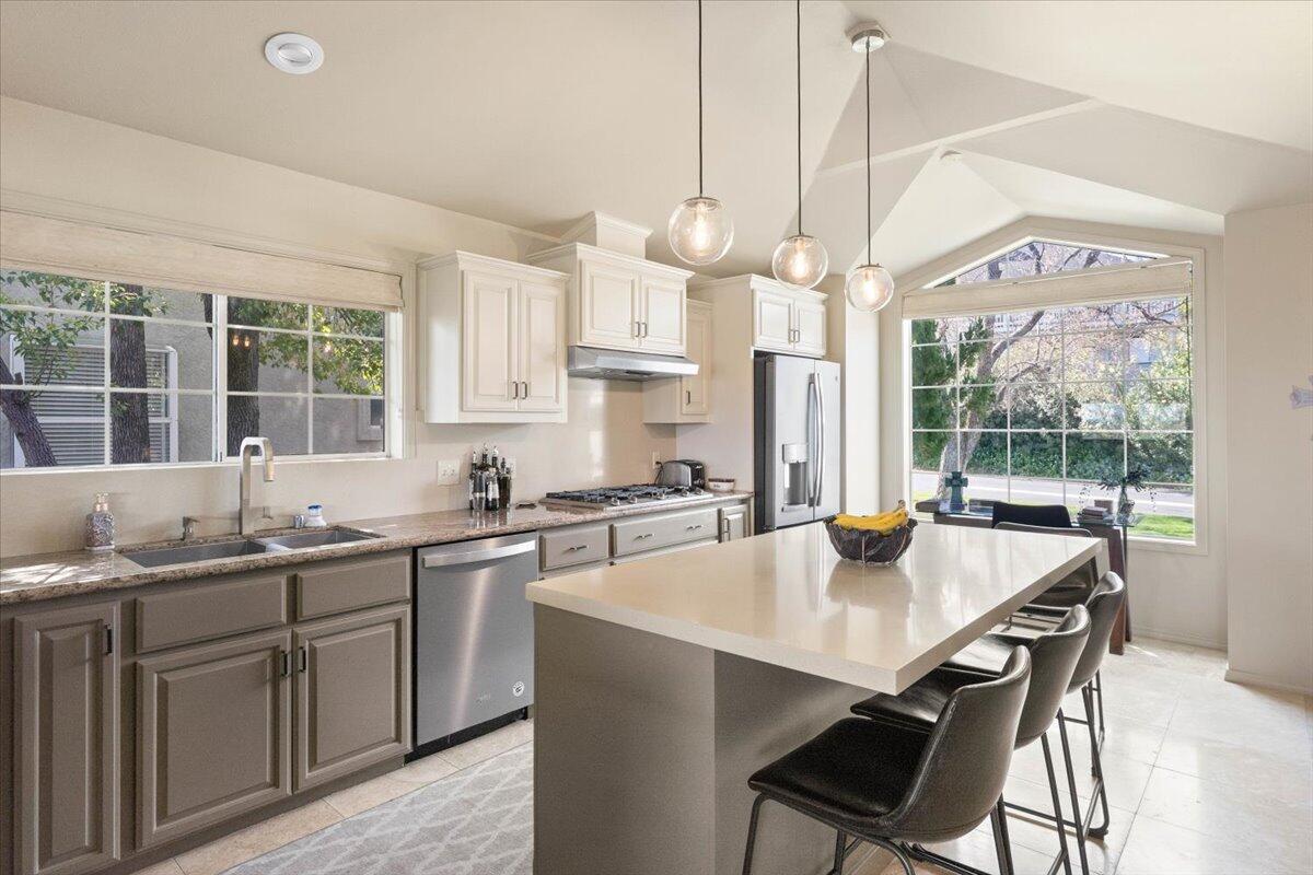 3140 Riesling Path Redding, CA 96001 - Photo 33 of 81 Gorgeous Kitchen