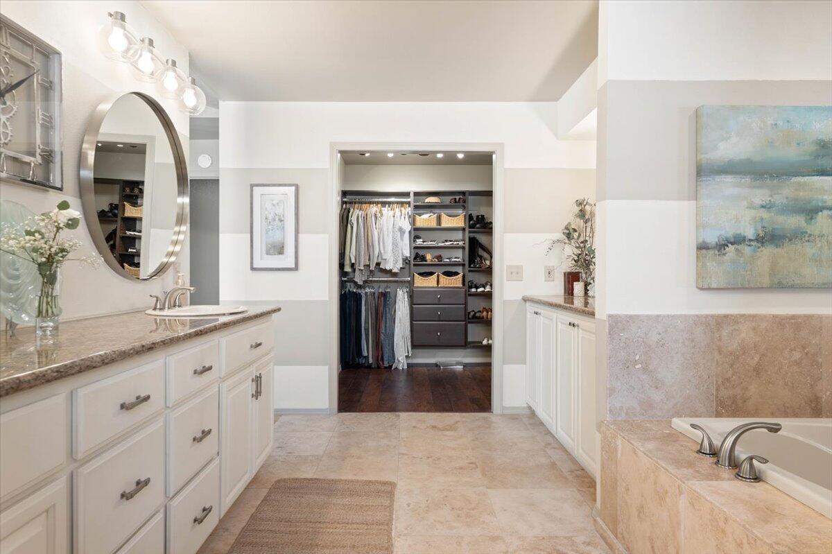 3140 Riesling Path Redding, CA 96001 - Photo 45 of 81 Walk-in closet