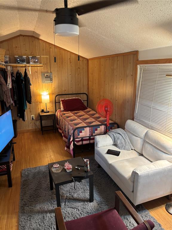 440 Ballman Road Riesel, TX 76682 - Photo 28 of 32 a bedroom with furniture and a lamp
