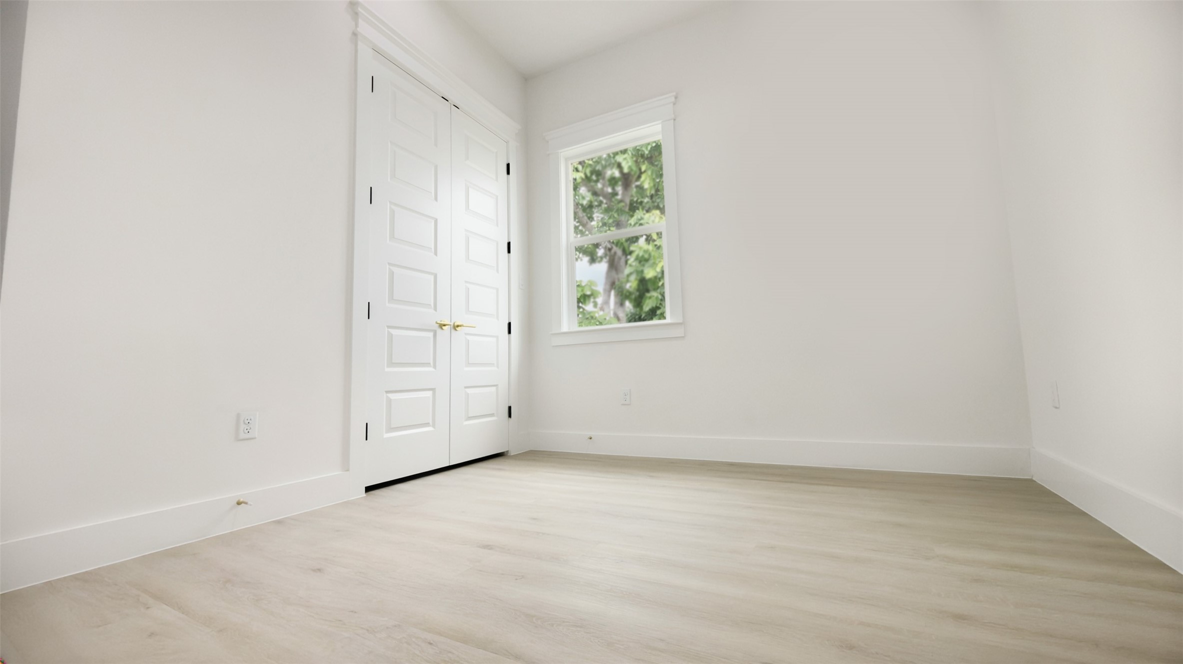 823 North Loop Houston, TX 77022 - Photo 12 of 23 an empty room with windows