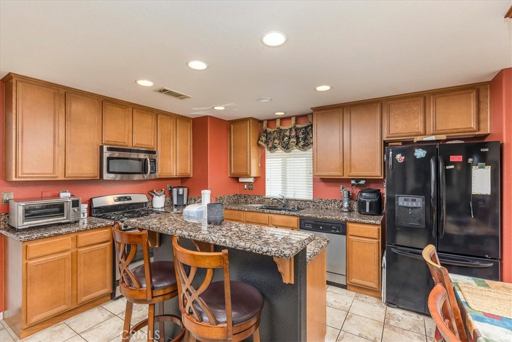 28984 Escalante Road Menifee, CA 92587 - Photo 8 of 40 Kitchen with granite counters