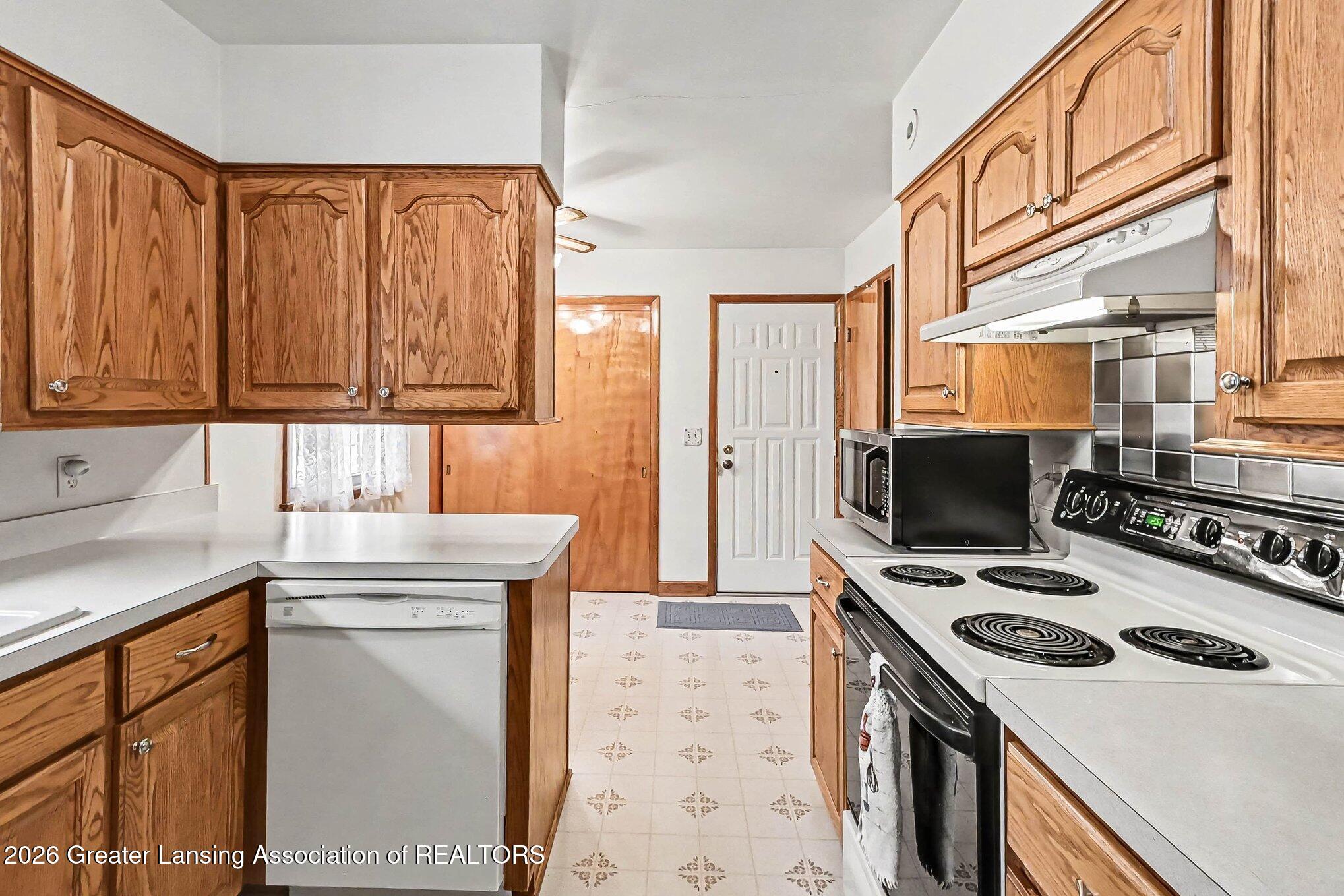 15515 Wood Road Lansing, MI 48906 - Photo 6 of 24 6-Kitchen