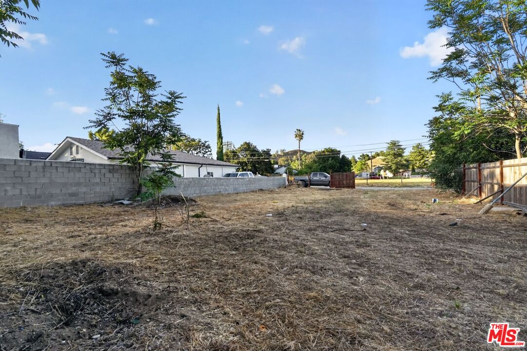 0 Castaic Road Castaic, CA 91384 - Photo 14 of 34 a view of a dry yard with lots of green space