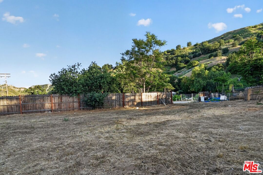 0 Castaic Road Castaic, CA 91384 - Photo 17 of 34 a backyard of a house with lots of green space